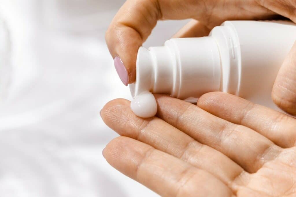 Picture of moisturizing a hand